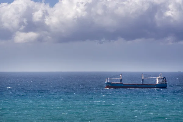 Conteiner barco sobre el mar — Foto de Stock