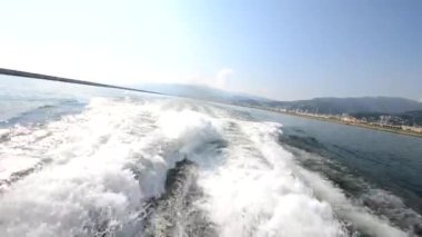 Sonrasında bir motorlu tekne