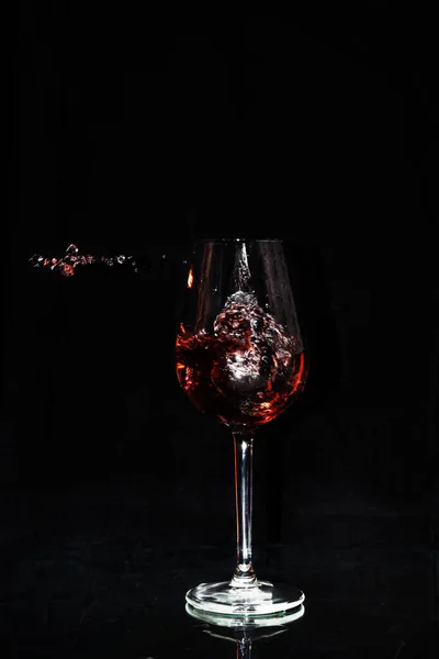 Κοντινό Πλάνο Ενός Κρυστάλλινου Ποτηριού Στο Οποίο Χύνεται Κρασί — Φωτογραφία Αρχείου