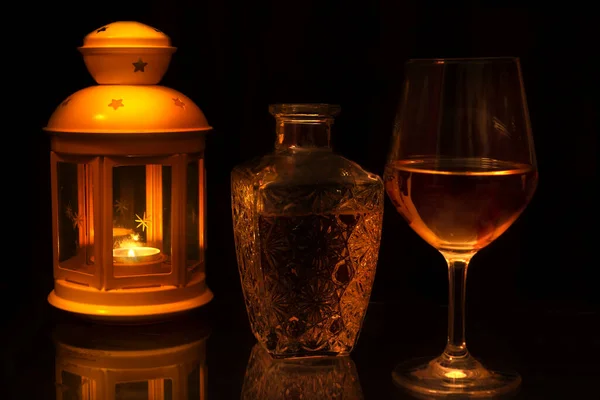 Склянка Тонкого Віскі Освітлена Ліхтарем — стокове фото