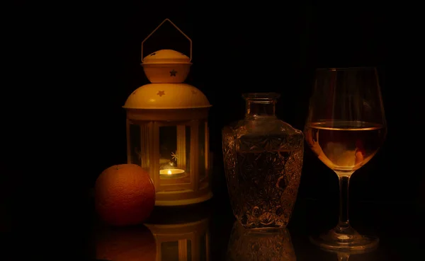 Ένα Ποτήρι Ουίσκι Και Ένα Πορτοκάλι Φωτισμένα Από Ένα Φανάρι — Φωτογραφία Αρχείου