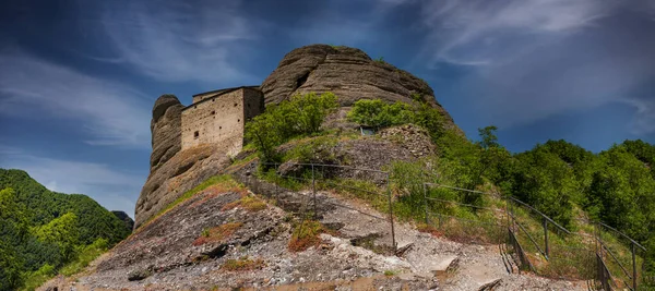 热那亚附近沃比亚的石头城堡 — 图库照片