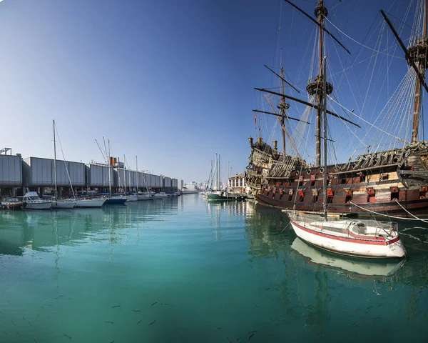 Hafen von Genua mit Galeone und Aquarium — Stockfoto