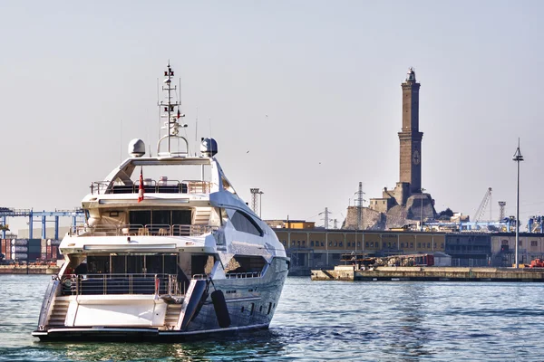 Der alte und berühmte Leuchtturm von Laternen, ein Symbol der Stadt Genua — Stockfoto