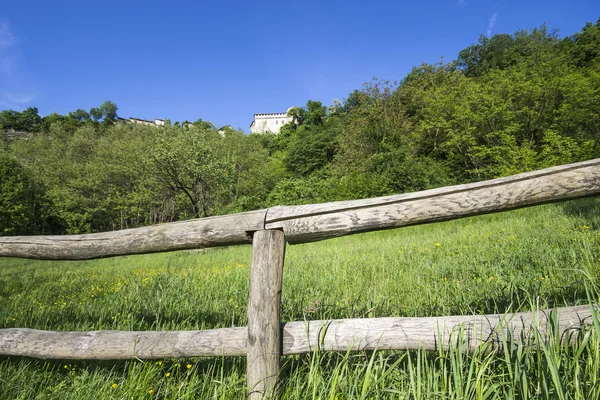 Hügellandschaft hinter einem Zaun — Stockfoto