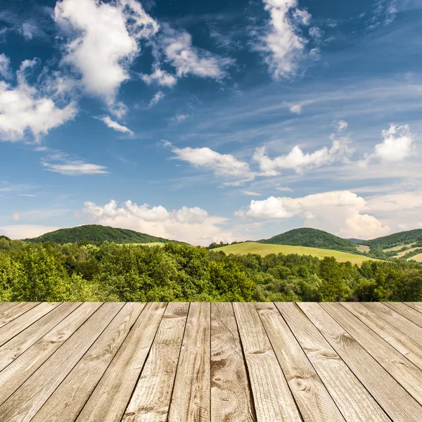 Terrasse en bois et vue panoramique sur les collines forestières — Photo