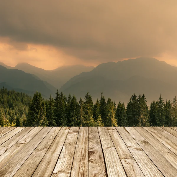 Terrazza in legno e vista prospettica sulle montagne della foresta — Foto Stock