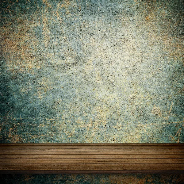 Деревянный стол и голубая бетонная стена — стоковое фото