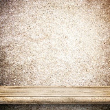 Ahşap masa ve beyaz beton duvar