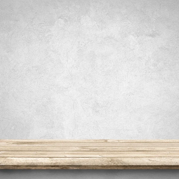 Tavolo in legno e muro in cemento bianco — Foto Stock