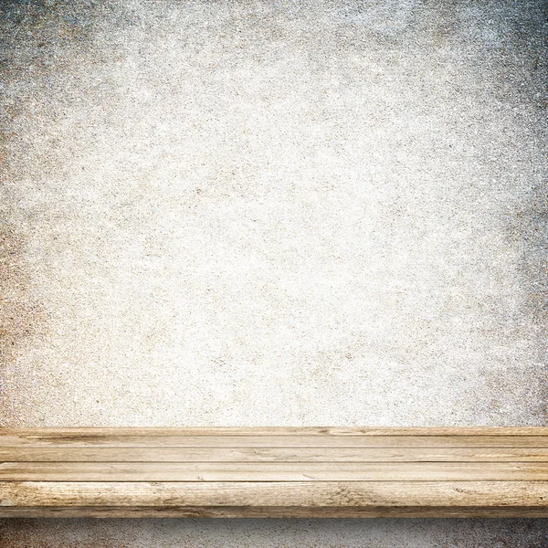Table en bois et mur en béton blanc — Photo