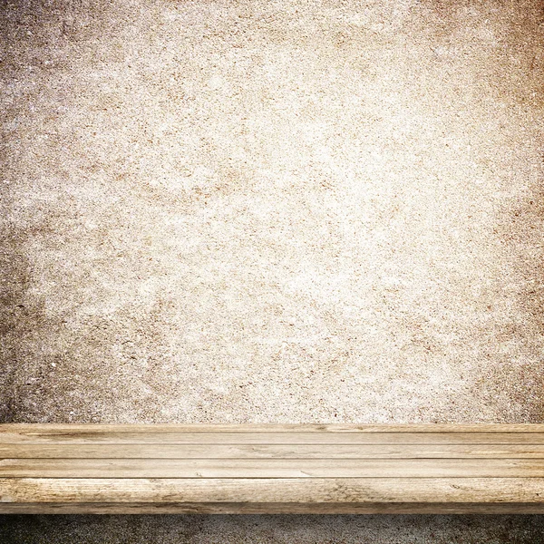 Meja kayu dan dinding beton putih — Stok Foto