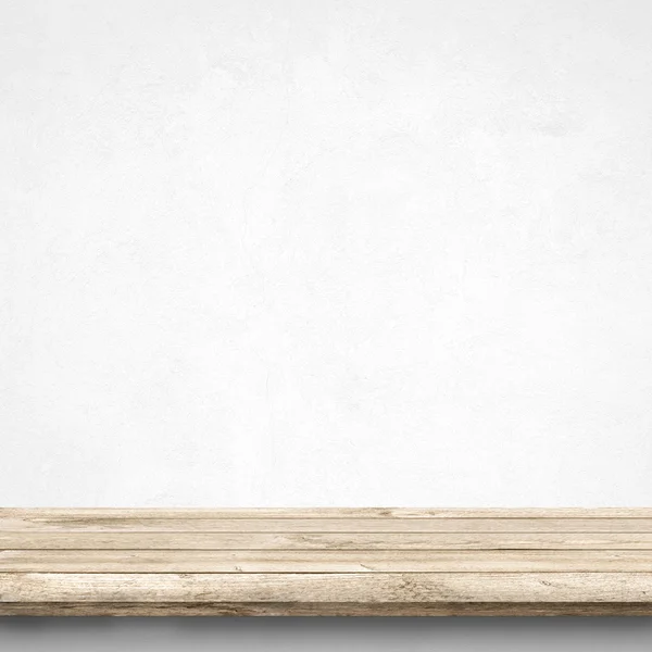 Table en bois et mur en béton blanc — Photo