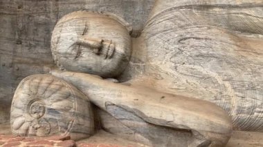 Polonnaruwa, Sri Lanka Gal Vihara, uyuyan Buda, yastık heykelinin üzerine uzanmış.