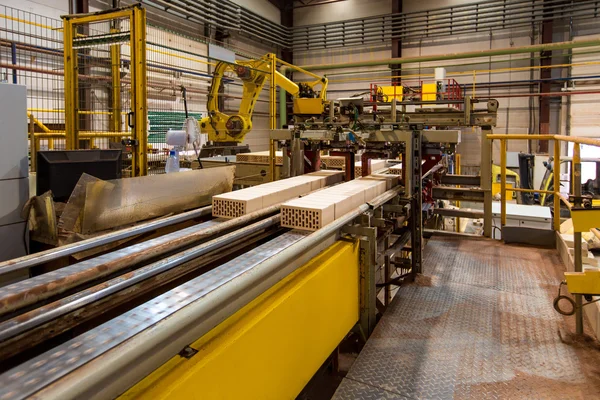 Brickworks. Image of conveyor in production hall — Stock Photo, Image