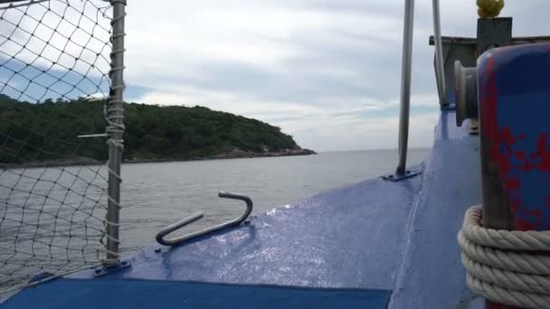 Морская прогулка. Вид с лодки на тропический остров — стоковое видео