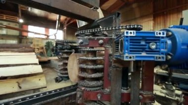 Günlükleri kereste fabrikası, testere. İş akışı görünümü