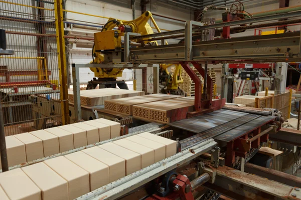 Production of bricks on plant. Workflow, close-up — Stock Photo, Image