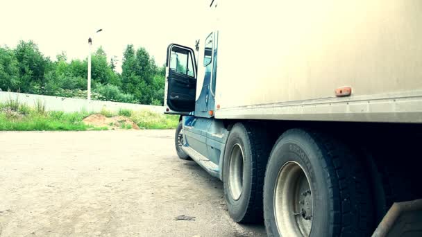 Junge Schönheit Mädchen zu Fuß in der Nähe von LKW — Stockvideo