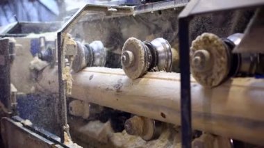 Kereste fabrikası. Freze Makinası içinde süren iş