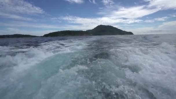 Морська подорож. Вид хвиль сплеск після того, як човен пройшов — стокове відео