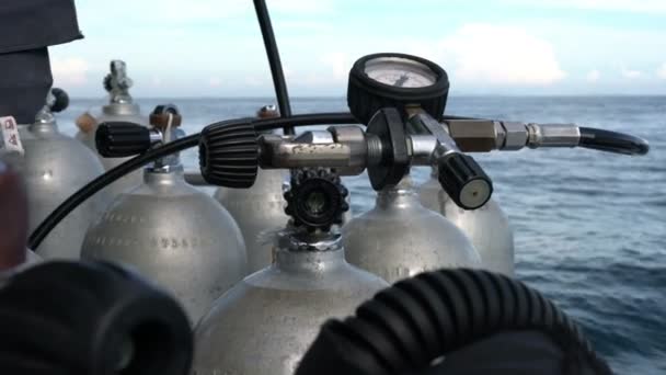 Weergave van zuurstoftanks voor scuba duiken, close-up — Stockvideo