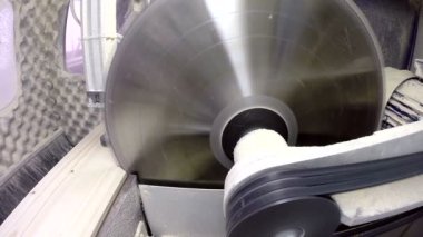 Freze makinesi. Ahşap testere kesici Close-Up