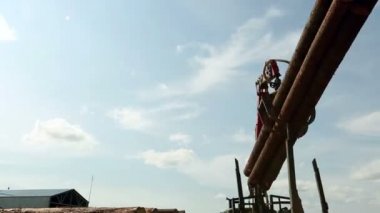 Mekanik kol manipülatör günlükleri kaldırır