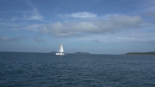Vue du voilier en mer et îles lointaines 