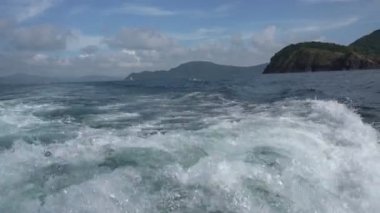 Sürat teknesi geçtikten sonra dalgalar görünümünü su sıçramalarına