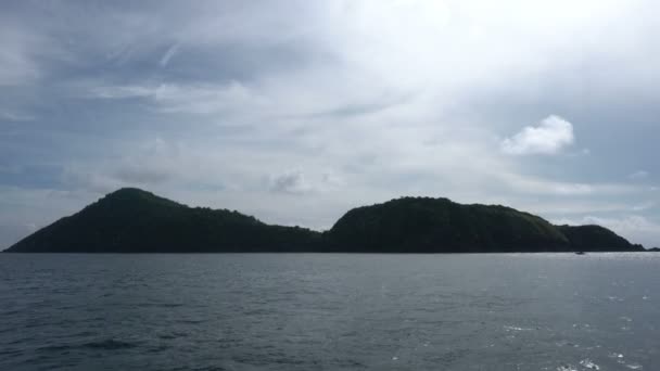 Vista de las islas tropicales desde el mar. Tailandia — Vídeos de Stock