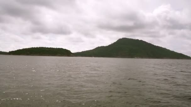 Voyage en bateau. S'approcher de l'île tropicale 