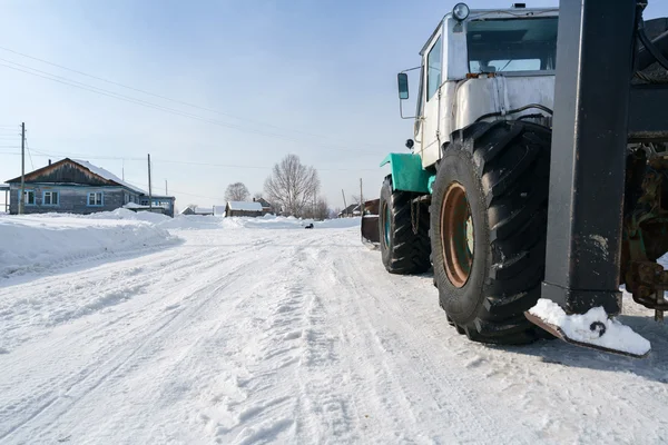 Paseos en tractor por la aldea en invierno —  Fotos de Stock