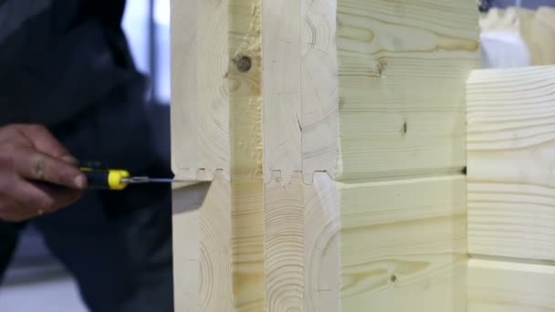 Weergave van gelijmde geprofileerde hout als bouwmateriaal — Stockvideo