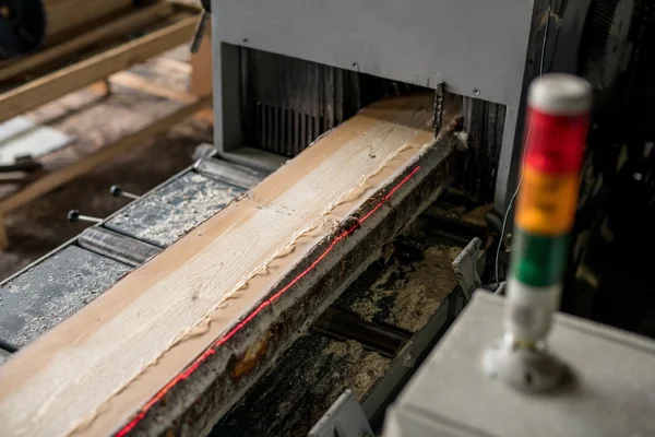 Di sawmill. Gambar menggergaji kayu dengan tanda laser — Stok Foto
