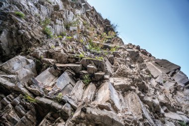 Mavi gökyüzü arka plan üzerinde taş alttan görünüm
