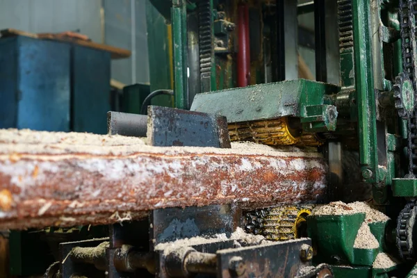 At sawmill. Image of sawing log on machine — Stock Photo, Image