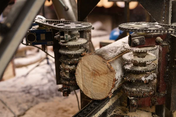 Imagen de la máquina para aserrar madera en el aserradero —  Fotos de Stock