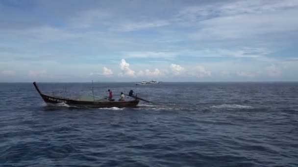 Ver a los hombres en barco y el cielo hermoso por encima de ellos — Vídeos de Stock