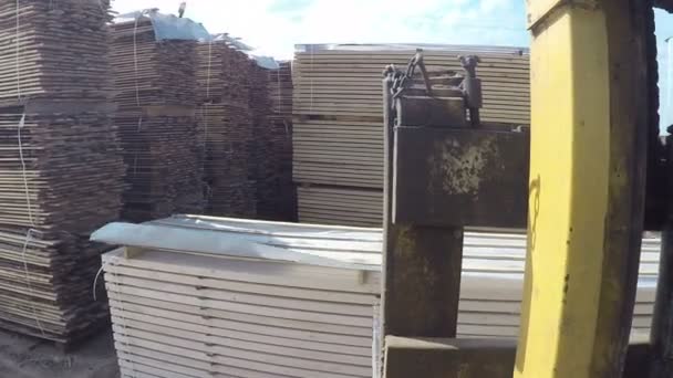 Вид з вилкового навантажувача, що рухається вгору складеними дошками — стокове відео