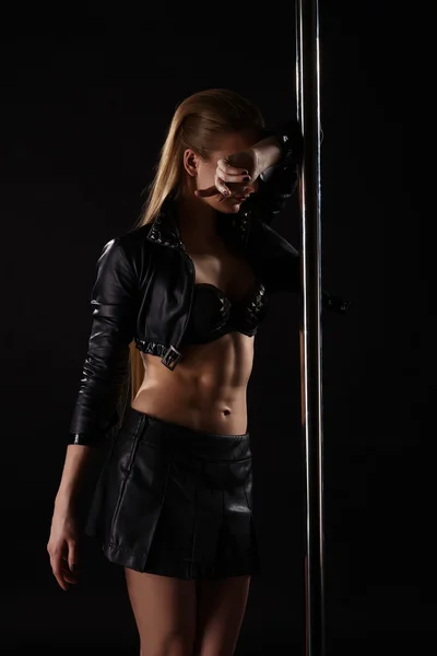 Sporty pole dancer posing in sexy leather clothes — Stock Photo, Image