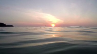 Skydiver zamanlarda kayma üzerinde denizden görüntülemek