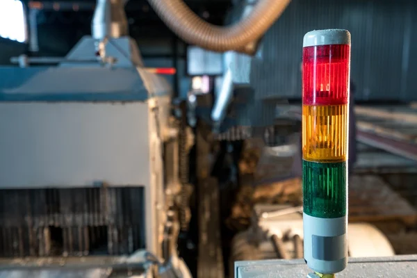 Imagen de led tricolor en la máquina en el aserradero — Foto de Stock