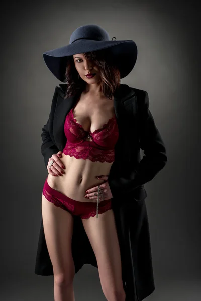Mujer elegantemente vestida mostrando su lencería sexy — Foto de Stock