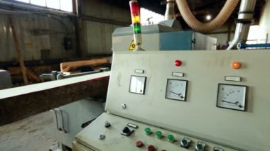 Kereste fabrikası. Denetim Masası ve makine koşma görünüm