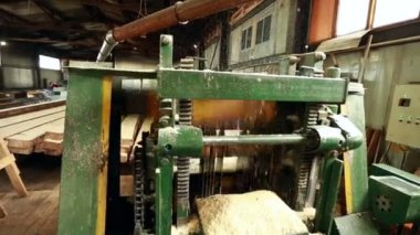 Çalışan ve talaşı uçan makine Close-Up