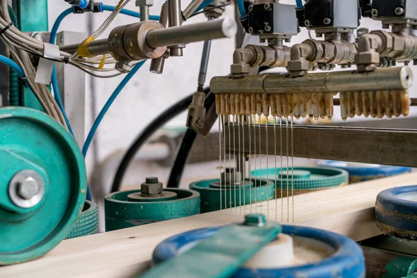 Proceso de aplicación de pegamento sobre la lámina de madera — Foto de Stock