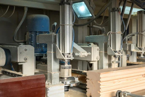 Sawmill. Image of shaped timber cutting on machine — Stock Photo, Image