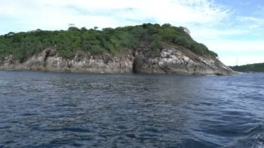 Tropik adada hareketli tekneden görünüm