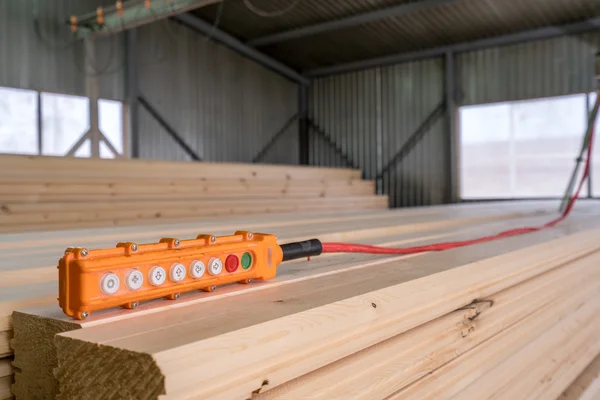 Afbeelding van de afstandsbediening voor kraan laden van hout — Stockfoto